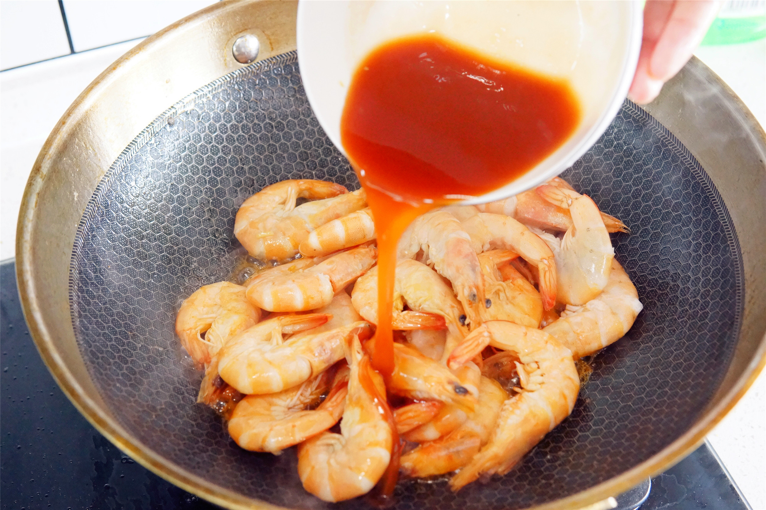 大虾保鲜保存要放水吗,大虾放冰箱怎样保鲜