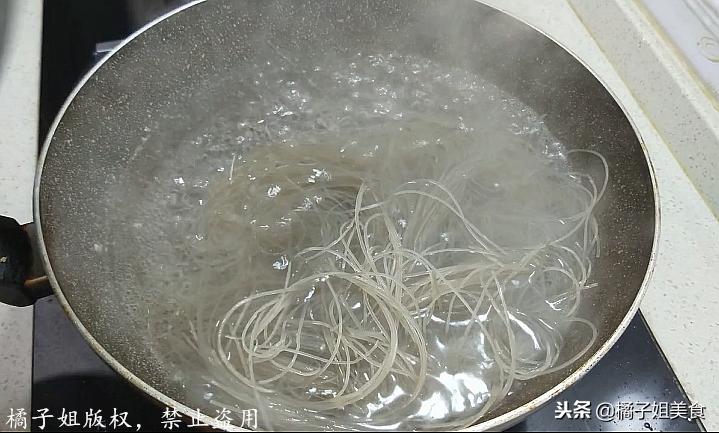 神奇的酸辣粉这样做才好吃,想吃酸辣粉自己在家两分钟搞定