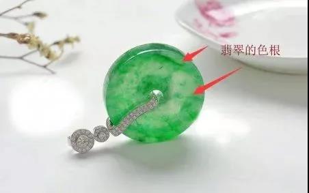 翡翠黑绿是什么原因,翡翠自然光下肉质发黑带底色