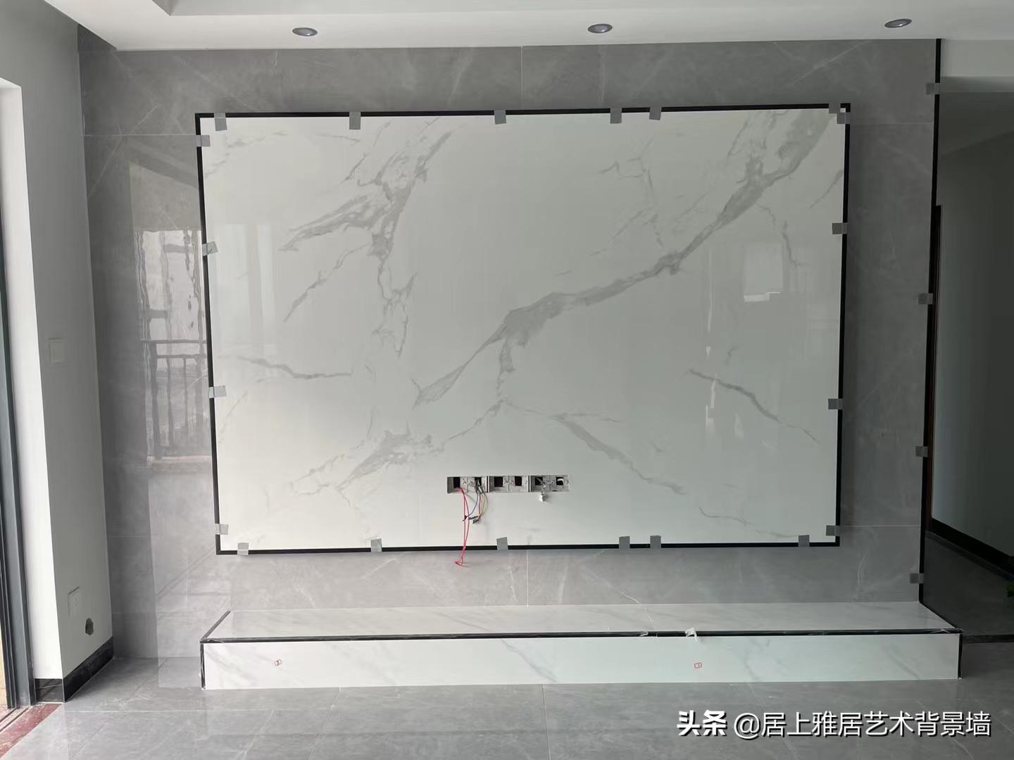 电视背景墙是岩板好还是大理石好,岩板电视背景墙价格多少钱一平米