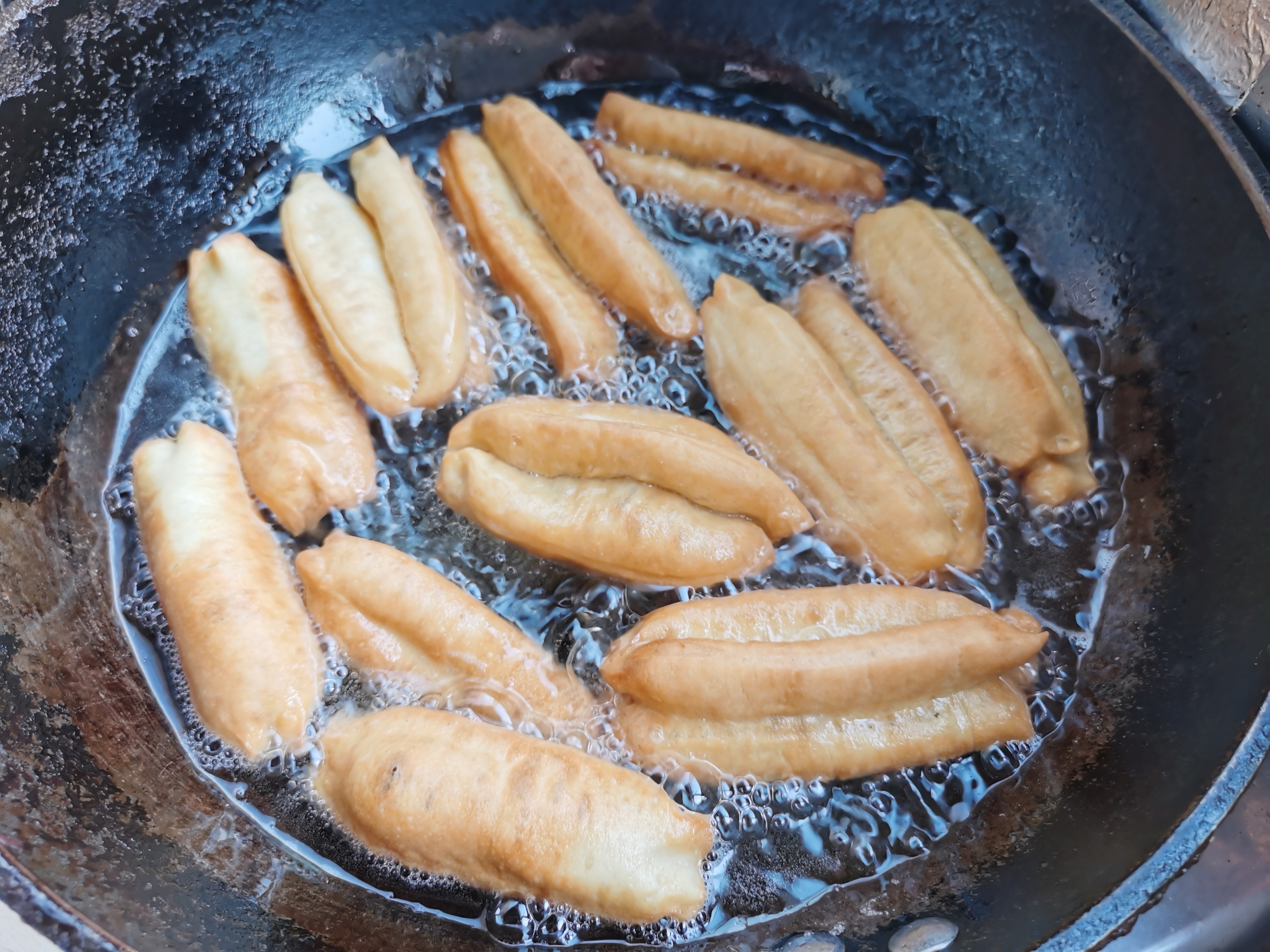 油条怎么炸才蓬松不需泡打粉,油条专用面粉炸油条的方法