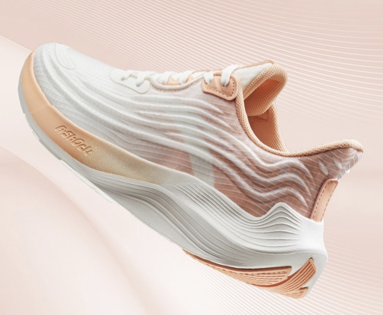 白敬亭上脚安踏跑鞋,安踏氮科技跑鞋白敬亭同款