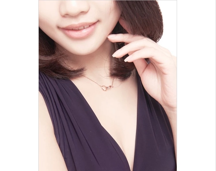 30多岁的女性戴怎样的首饰好看,20岁左右女生戴的金首饰推荐