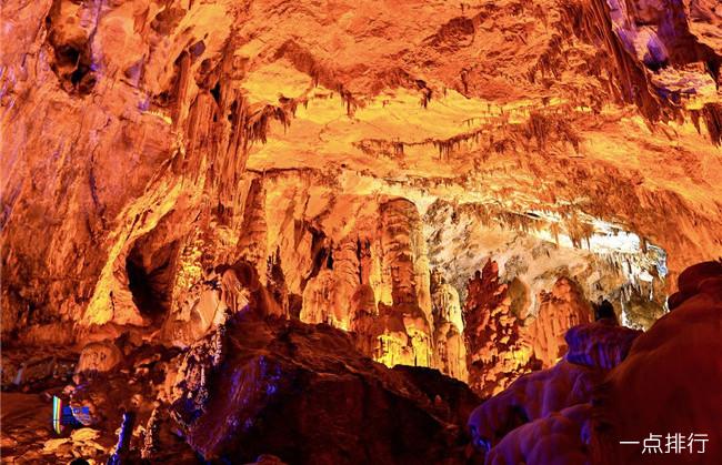 贵州十大好玩的旅游景点，黄果树瀑布是中国乃至亚洲最大的瀑布，也是世界最负盛名的瀑布之一