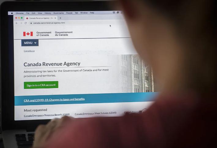 CRA犯下大错！17岁倒霉蛋被追缴税款，银行卡被扣成负数