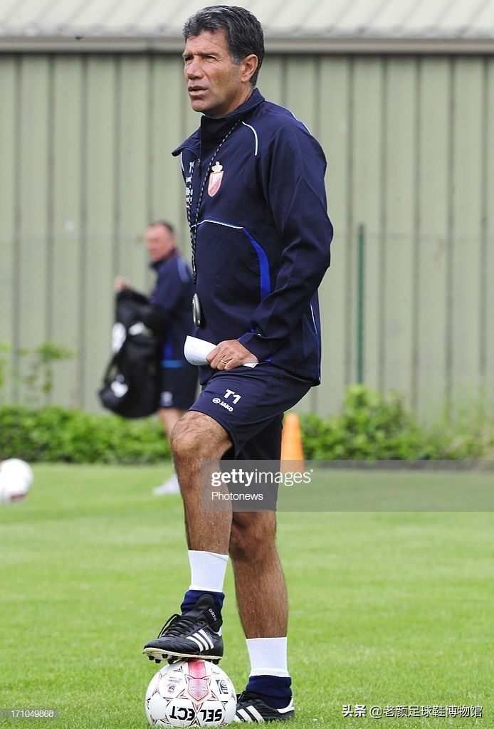 第一个穿白球鞋的足球运动员,第一个穿耐克篮球鞋的nba运动员