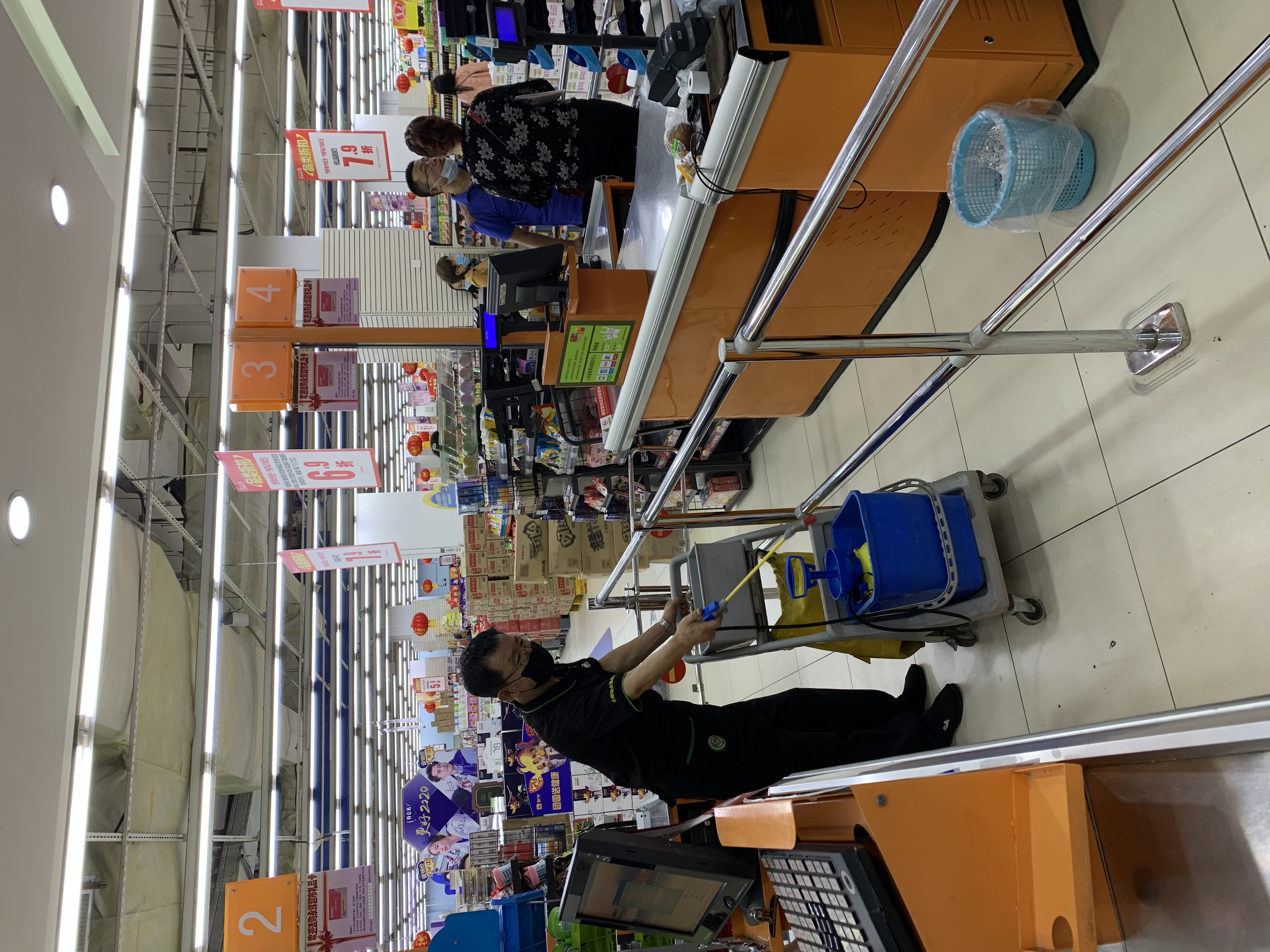 57岁保洁员大叔,58岁大叔工作