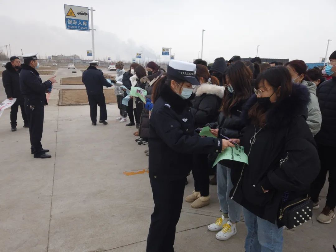 交警四个阵地冬季交通安全宣传,营口市交警抗风雪保道路安全畅通