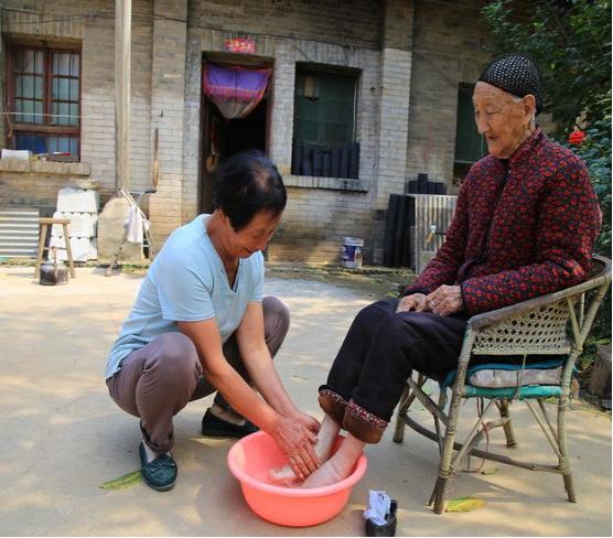 6岁为“美”被迫缠脚：三寸小脚走到百岁，看这位奶奶活成啥样子