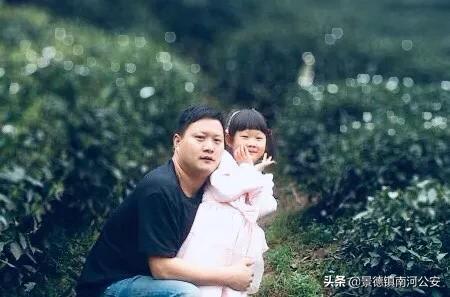 警察下水道寻找尸体,在水下找到尸体