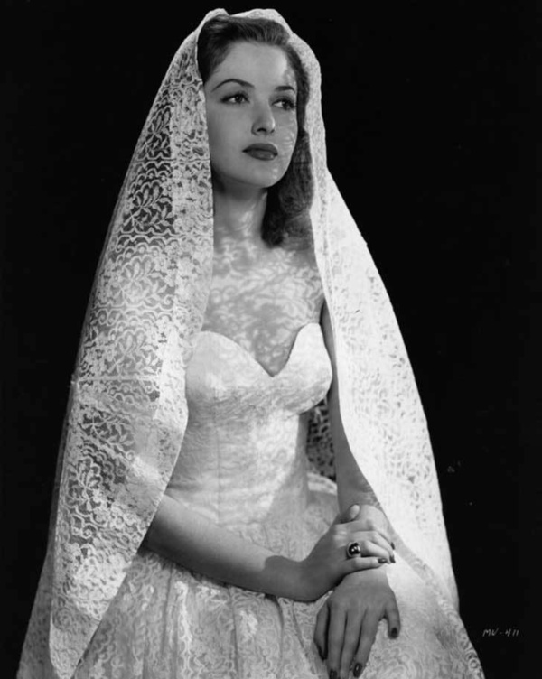 只能是白色？怎么清洗保存？另一种视角看婚纱|张小玉