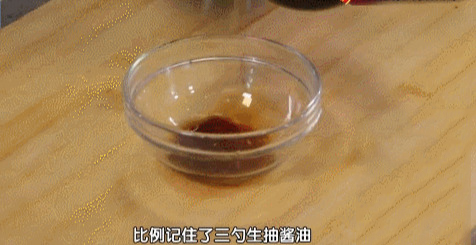 吃剩的饺子皮不要扔这样超好吃,饺子皮剩下的拿来炸来吃