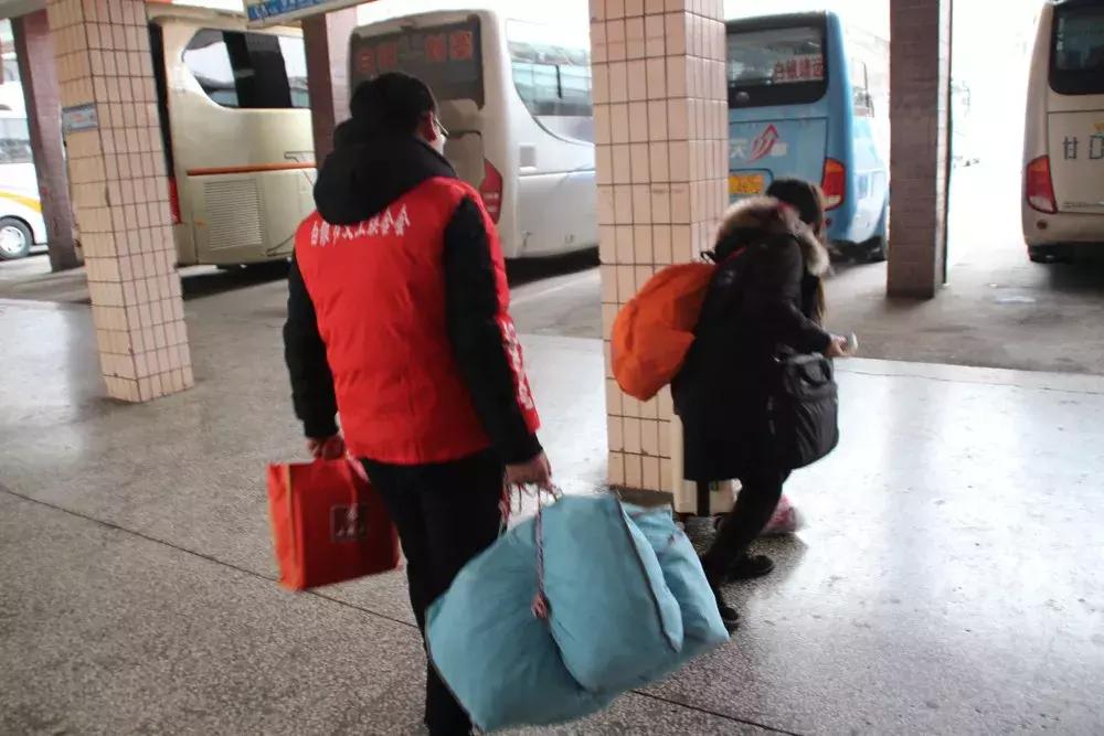白银：爱心志愿者成为汽车站春运一道最亮风景线