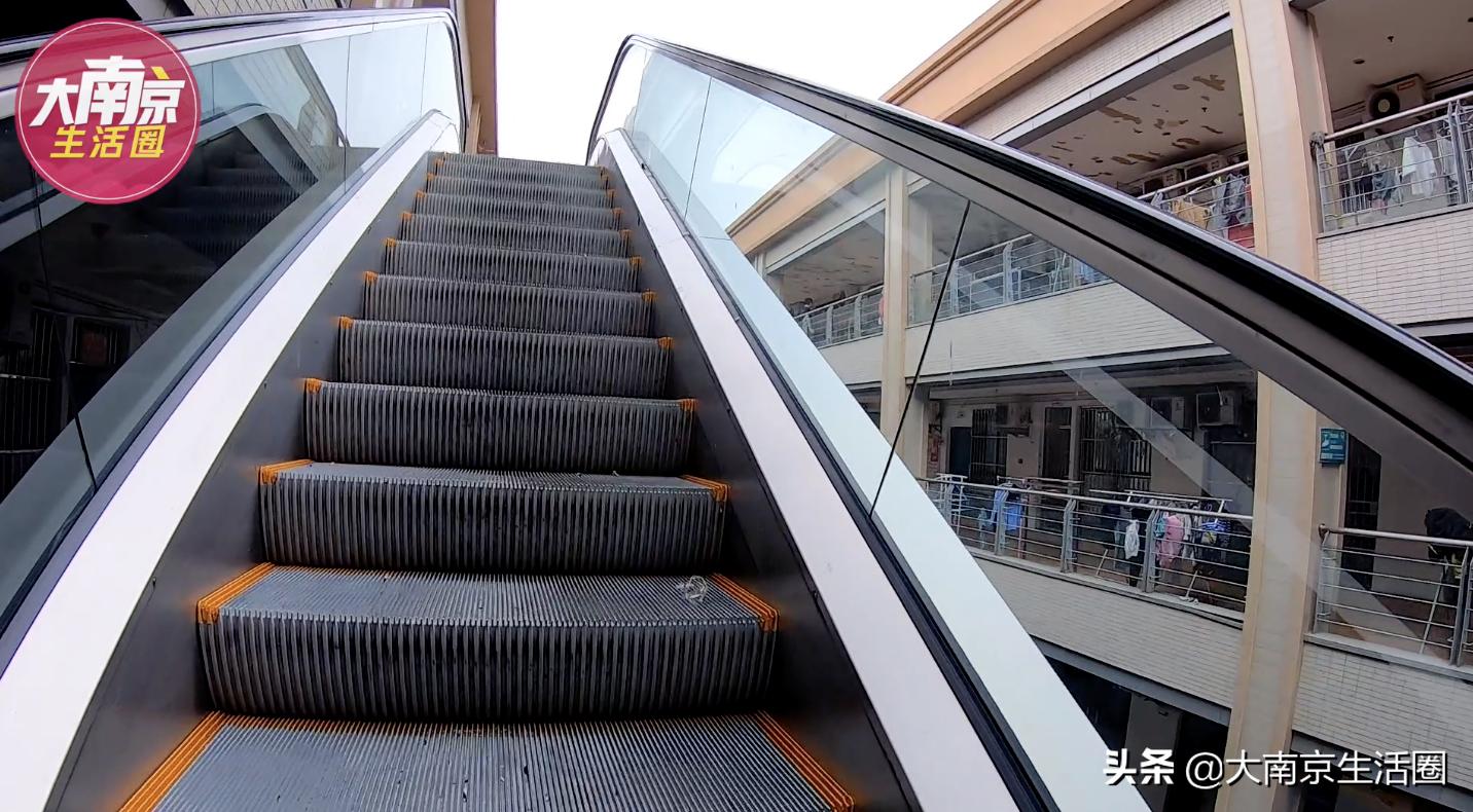 南京南站CBD旁的大型购物中心，商家纷纷撤离，如今却住满了人