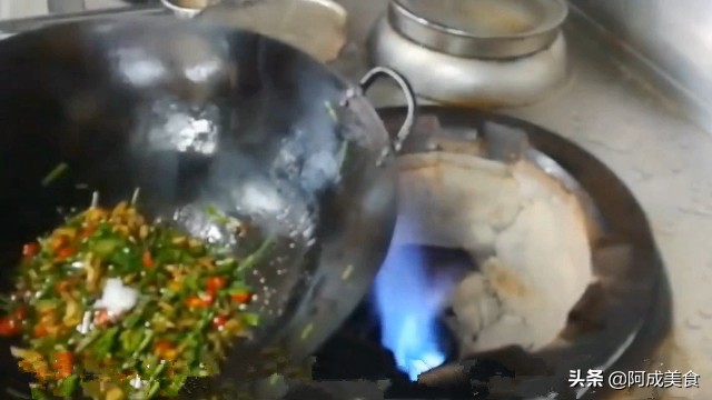 厨师长教做鱿鱼炒韭菜,大厨做美食韭菜炒鸡蛋