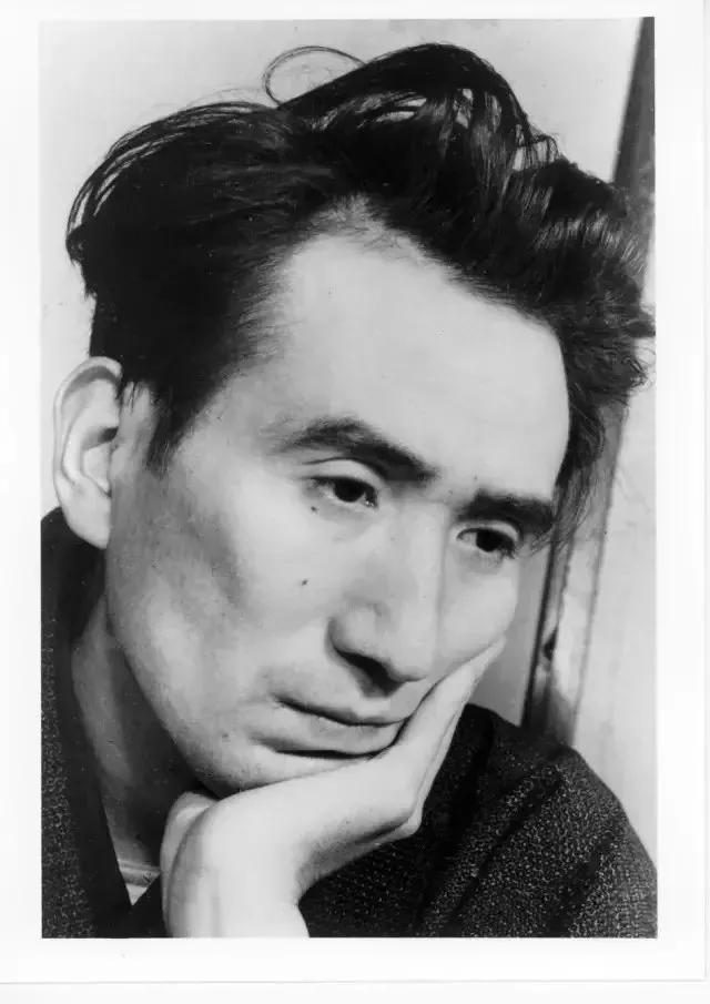 《人间失格》：他一辈子都在自杀，第五次终于成功了