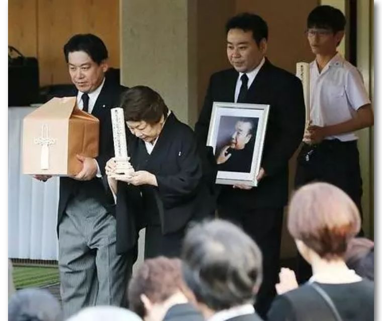 日本前国家大臣猝死，死在新冠PCR检查的路上