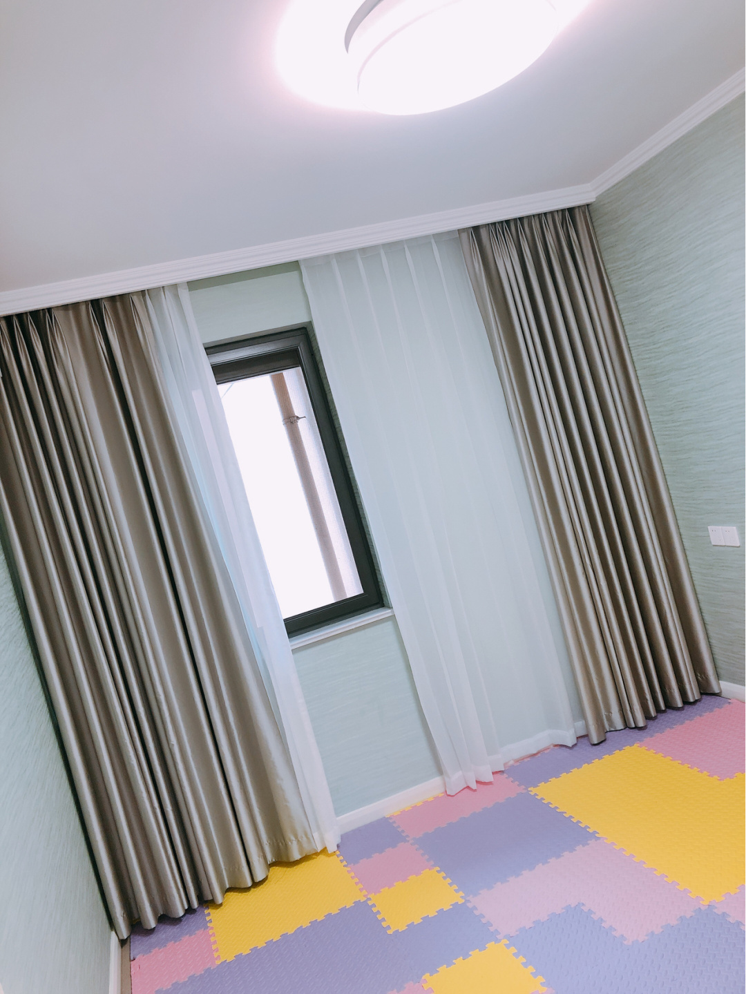 打扫干净准备通风去甲醛，窗帘还是纯色好看，厨房蓝色柜最为漂亮