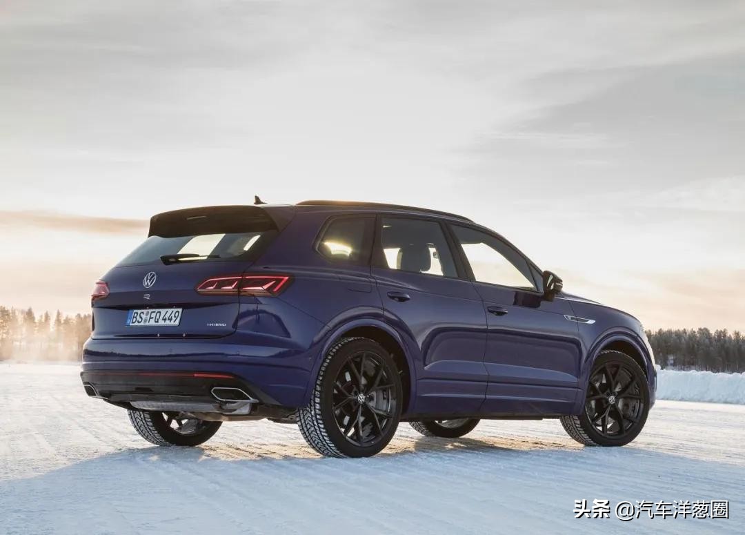 宝马发布全新车标,宝马蓝天白云标改黑白标