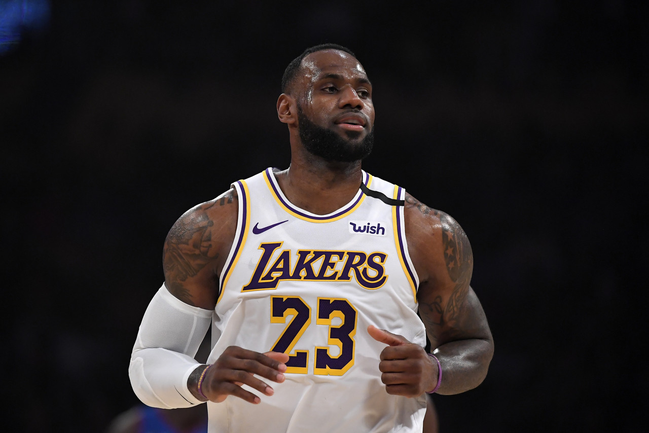 字母哥罚球哈登无奈,哈登干扰字母哥罚球