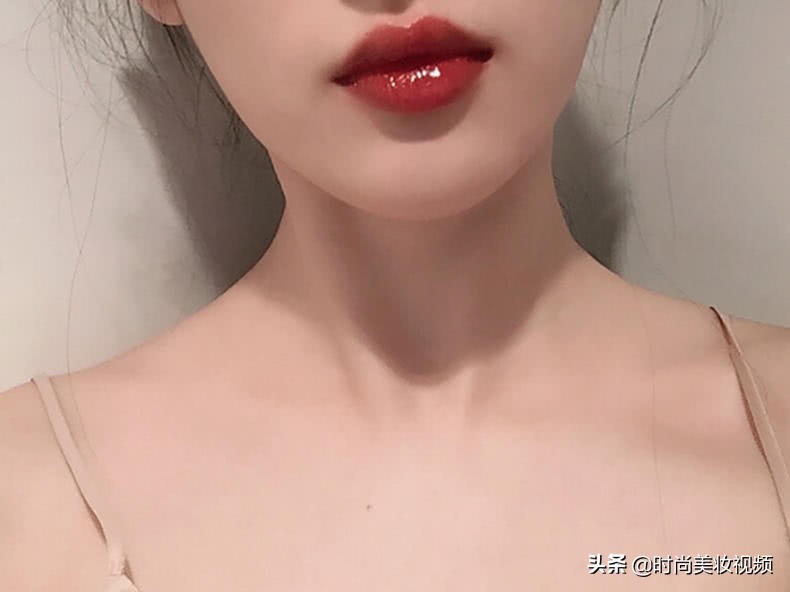 口红老粘牙上是怎么回事,口红粘牙怎么解决