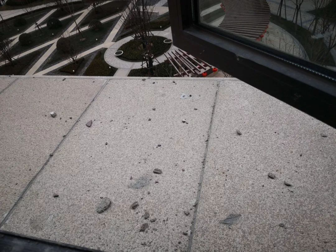 整栋楼都是落地窗,一楼阳台落地窗下面墙能不能拆