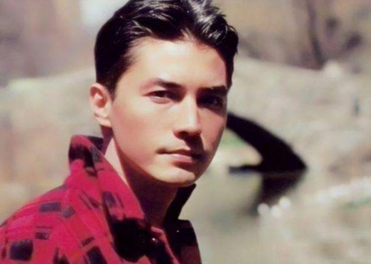 用美貌征服好莱坞的“孤儿”尊龙，晚景凄凉，也被“美国妈”召唤