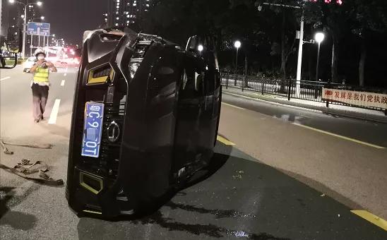 黑车司机下车白车撞黑车后续,黑车变道撞宾利白车后续