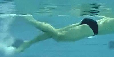 打腿练习是游泳基础,初学自由泳打腿方法与技巧