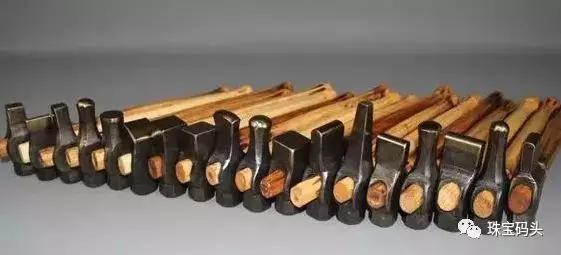 錾刻需要使用不同的錾子,錾刻工艺和篆刻工艺的区别