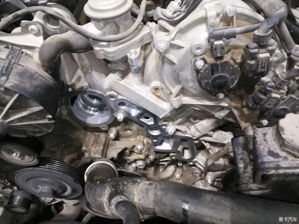 20年奔驰e300l发动机油底壳拆卸,奔驰老款e300机油格底座更换