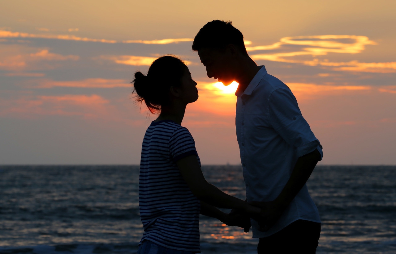 庞贝古城恋人拥吻遗骸,恋人相拥殉情的视频