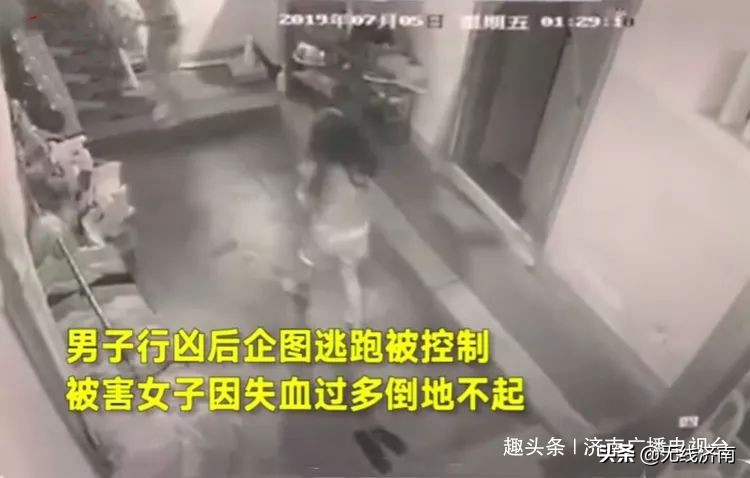 女子在家被捅7刀凶手逃亡中被抓,女子家中被刺杀监控记录