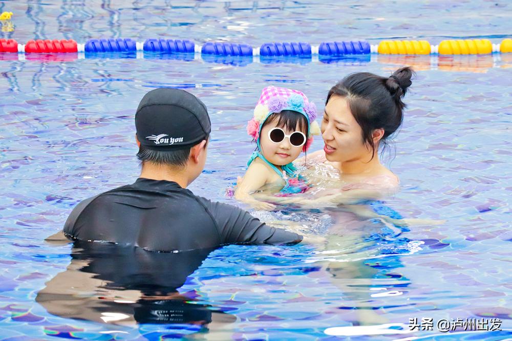 泸州亲子训练营,无边泳池亲子游泳