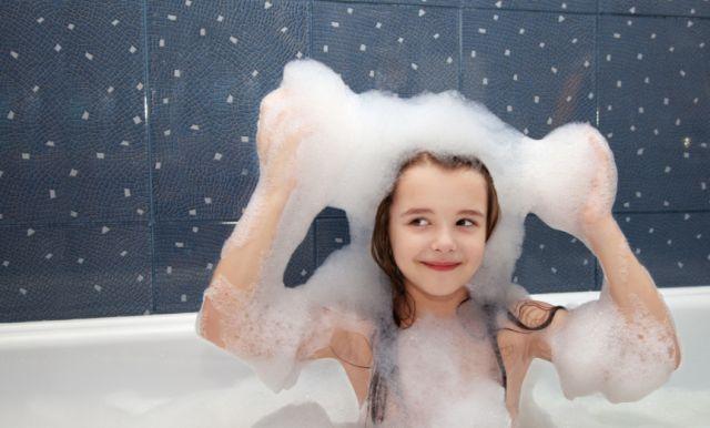 外国爸爸给婴儿洗澡,爸爸什么时候不能帮女儿洗澡