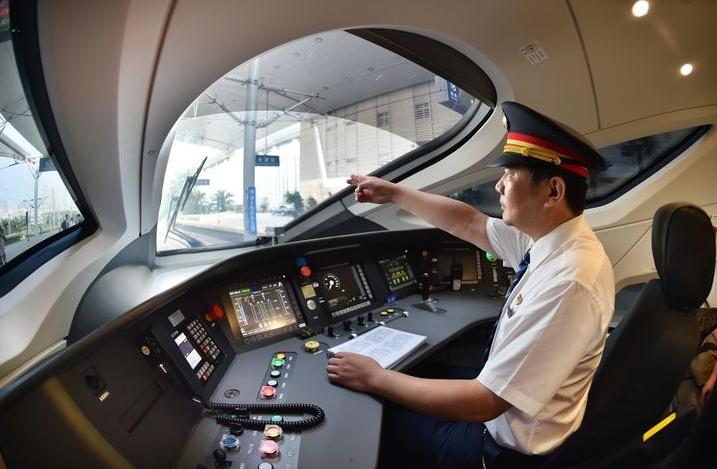 高铁司机每月工资多少钱,高铁司机一般工资多少