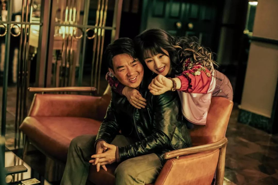 一个低胸性感女王,私底下想活得更严肃和朴素