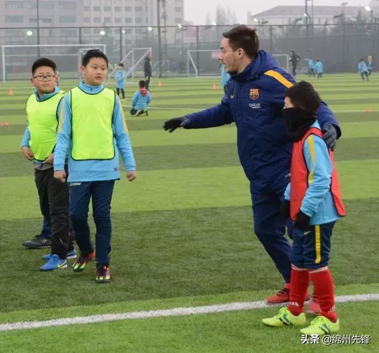 长着外国脸就行!教中国孩子踢球的“洋教练”可能就是一卖小面的