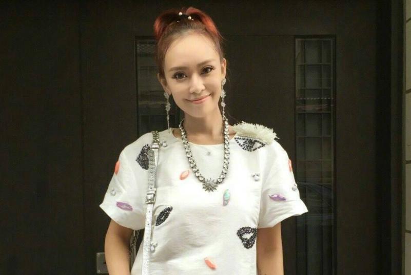 卖假包骗闺蜜！被虚荣心毁掉的女星丁小芹，从康熙女神沦为罪犯