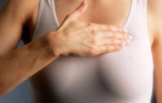 女性胸部怎么按摩防止有乳腺增生,按摩脚上哪个部位治疗乳腺增生