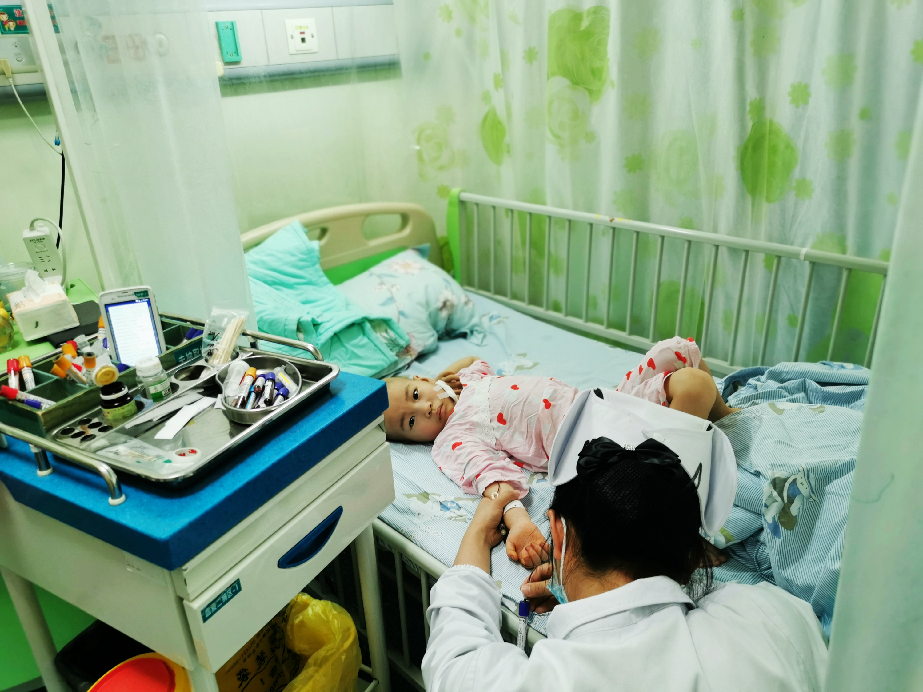 湖北4岁女孩生病致脸部毁容，需“割肉”治疗，爸爸门外放声大哭