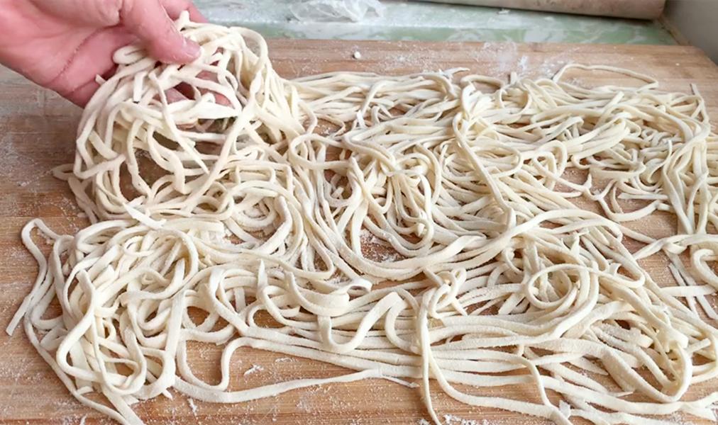 手擀面条如何做的有劲道,手擀面条怎样煮筋道不黏糊