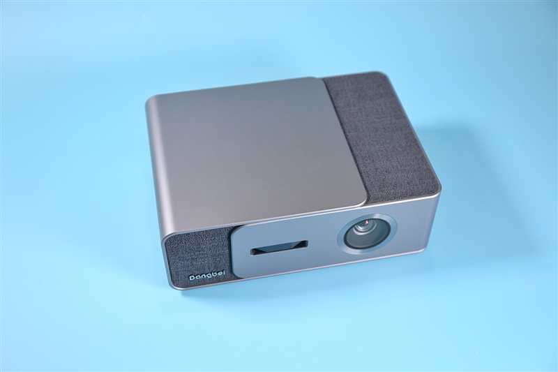 绝无仅有的超广角无畸变镜头,当贝f1对比4k投影仪