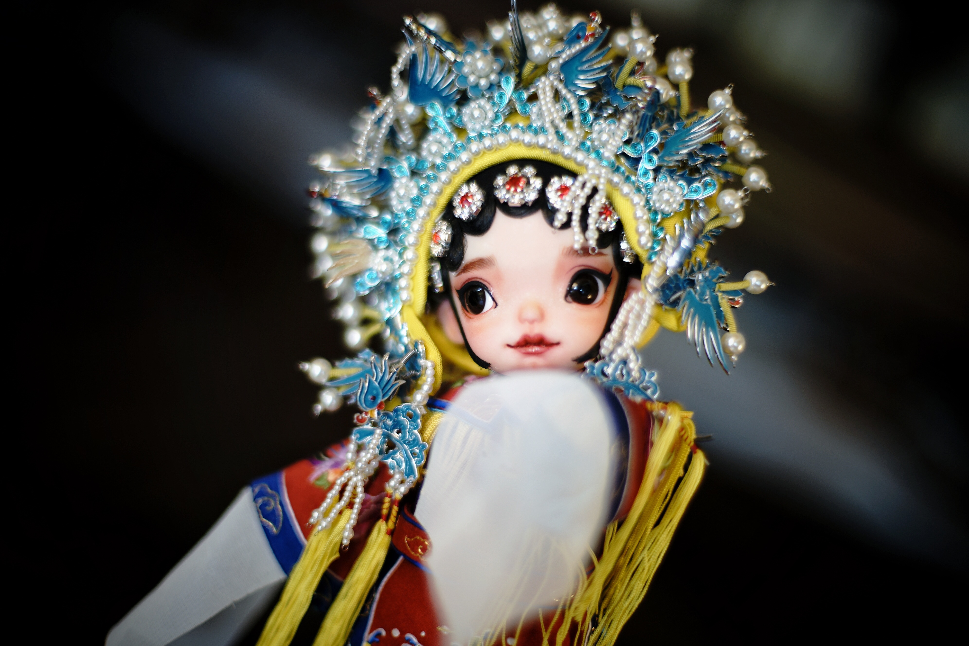 她是80后美女设计师，曾被周迅邀请参加晚会，玩偶以五位数拍卖