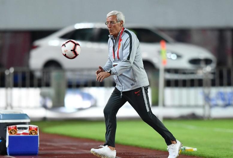 里皮接受采访又被狠骂！中国球迷：还不如1:5输泰国的卡马乔