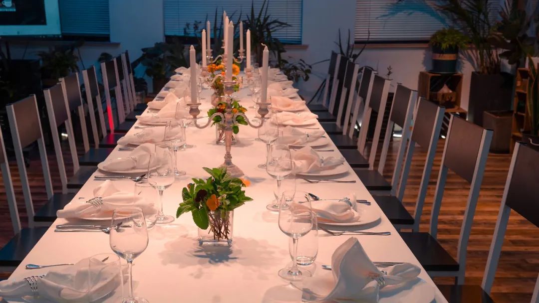 西餐餐桌布置教程,西餐厅吃饭时的餐桌布置