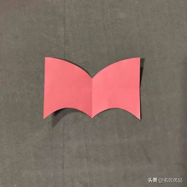 看别人剪新年剪纸很好看,怎么用剪刀来剪新年剪纸