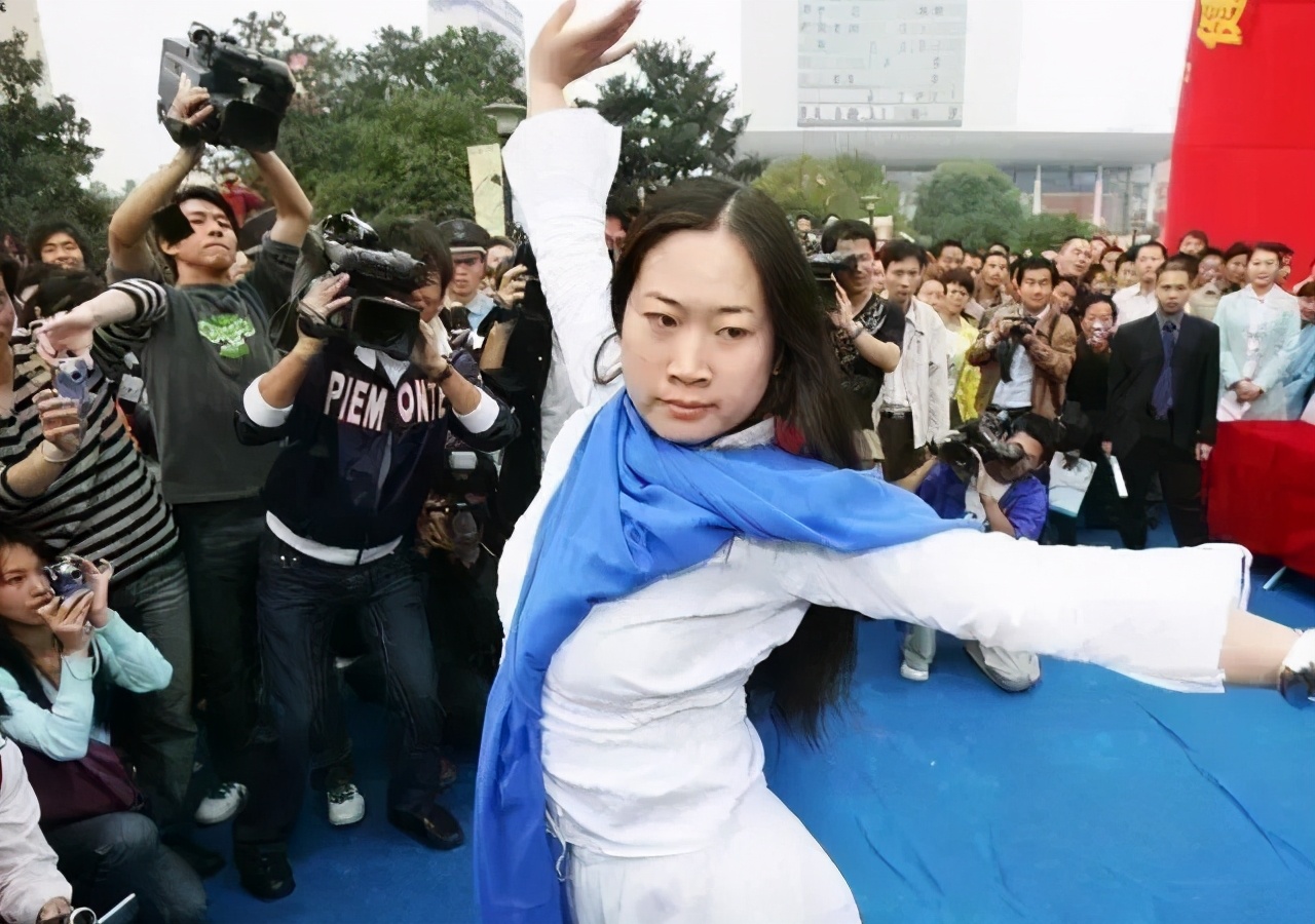 43岁芙蓉姐姐:从全网黑到资本过亿,被骂多年的她全凭不认命?