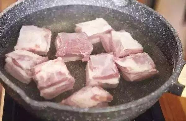 绿萝怎么养好爬满100个墙壁,绿萝怎么分盆养才能爆盆和爬满墙