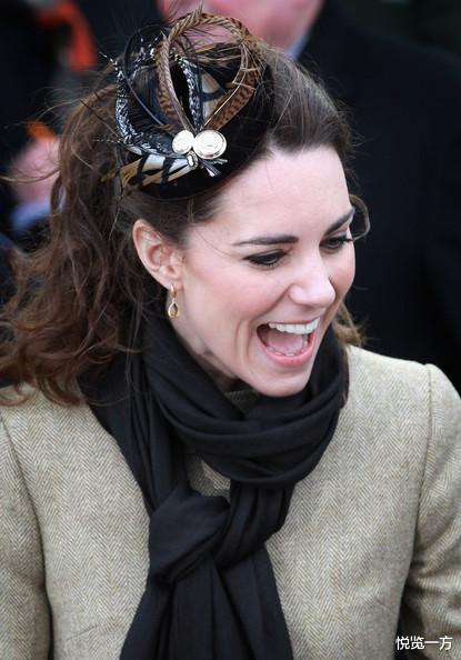 冬季围巾怎么搭配才保暖又时髦,凯特王妃系红色波点围巾